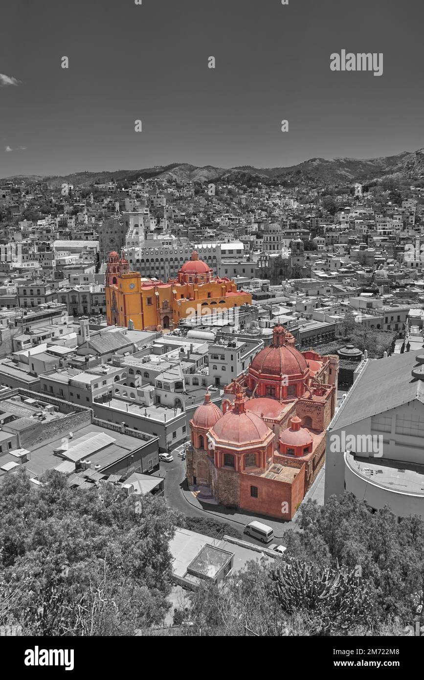 Fotografia aerea della città di Guanajuato durante il giorno con un cielo limpido, nessuna gente Foto Stock