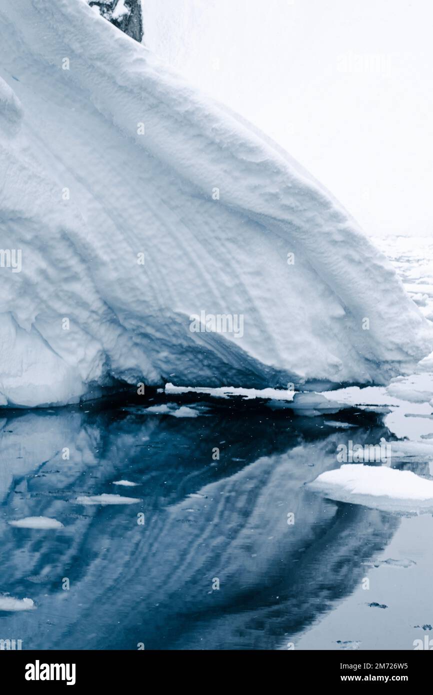 Iceberg con ghiaccio blu ghiacciaio intorno a Enterprise Island in Antartide. Foto Stock