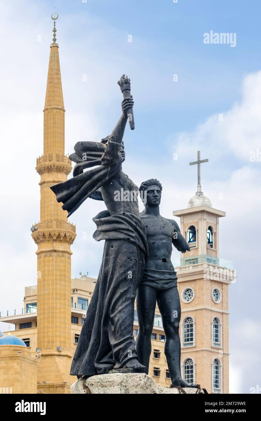 Statua in Piazza dei Martiri con la moschea di Mohammad al-Amin e la cattedrale maronita di Saint Georges sullo sfondo, Beirut, Libano Foto Stock