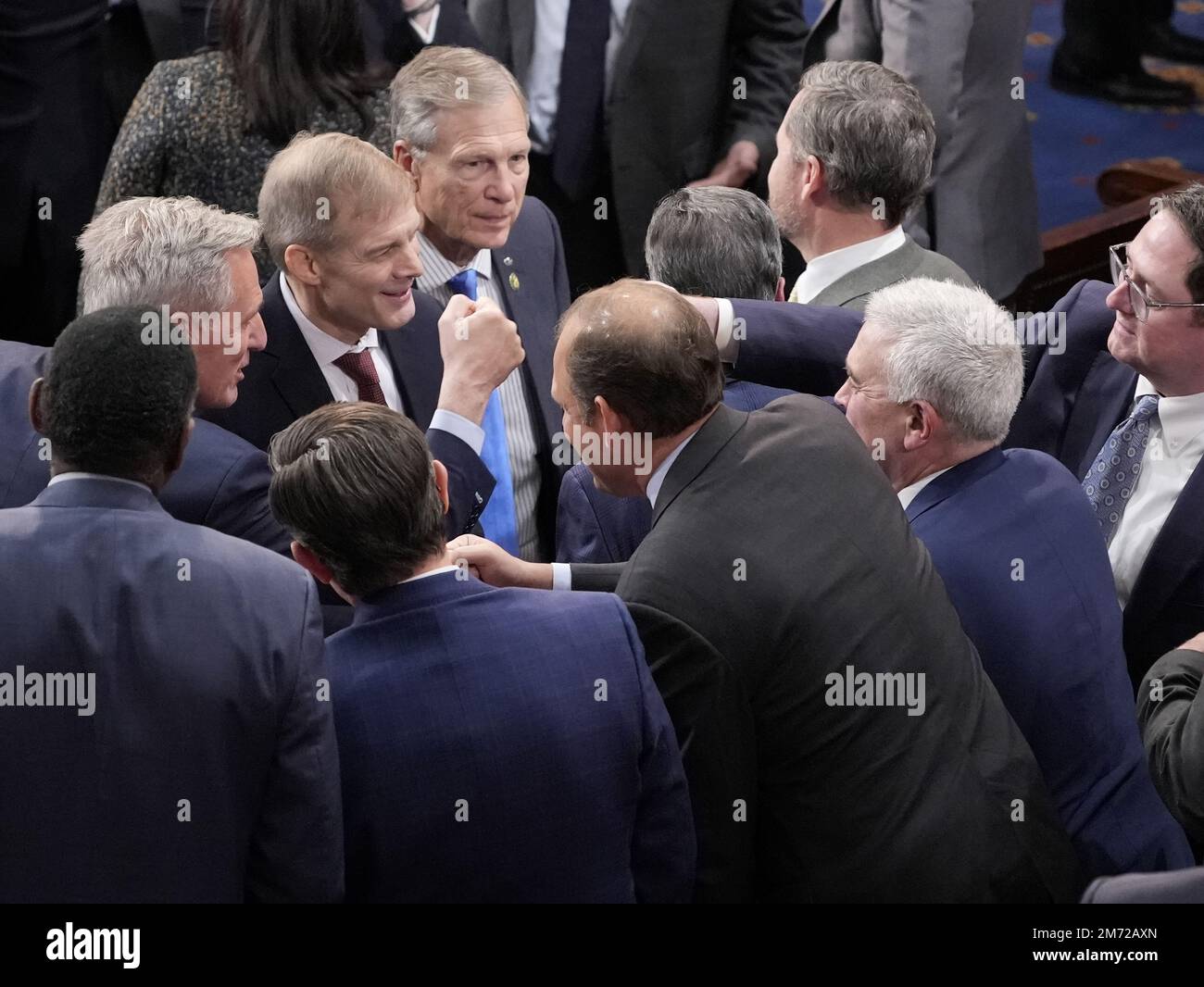 Washington, Stati Uniti. 06th Jan, 2023. Il Rep. Kevin McCarthy, R-CA, e il Rep. Jim Jordan, R-OH, parlano con i membri mentre la casa continua a votare per Speaker negli Stati Uniti Campidoglio a Washington, DC Venerdì, 6 gennaio 2023. Foto di Ken Cedeno/UPI Credit: UPI/Alamy Live News Foto Stock