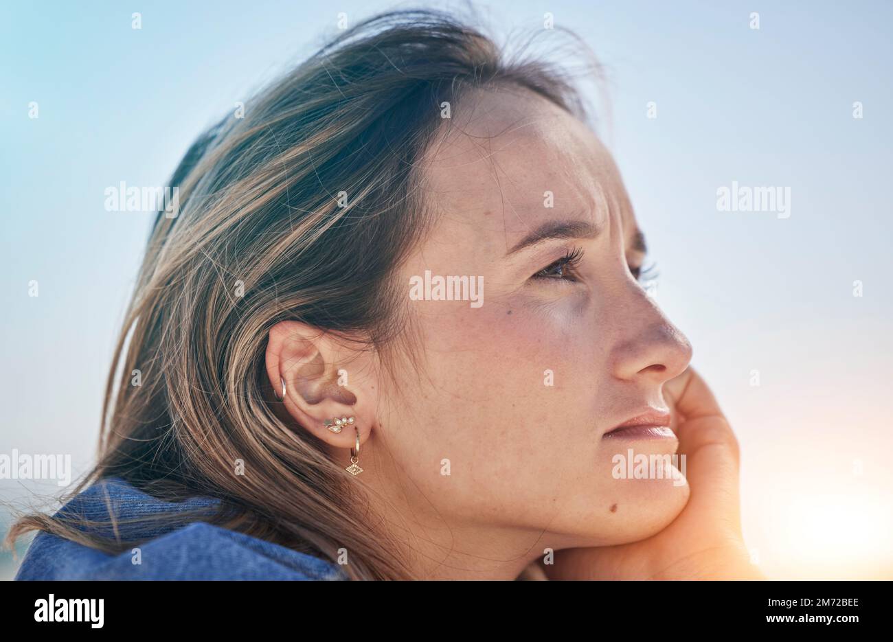 Pensare donna, stress faccia o depressione in ambiente naturale o cambiamento climatico visione, idee o innovazione. Zoom, salute mentale o ansia mente Foto Stock
