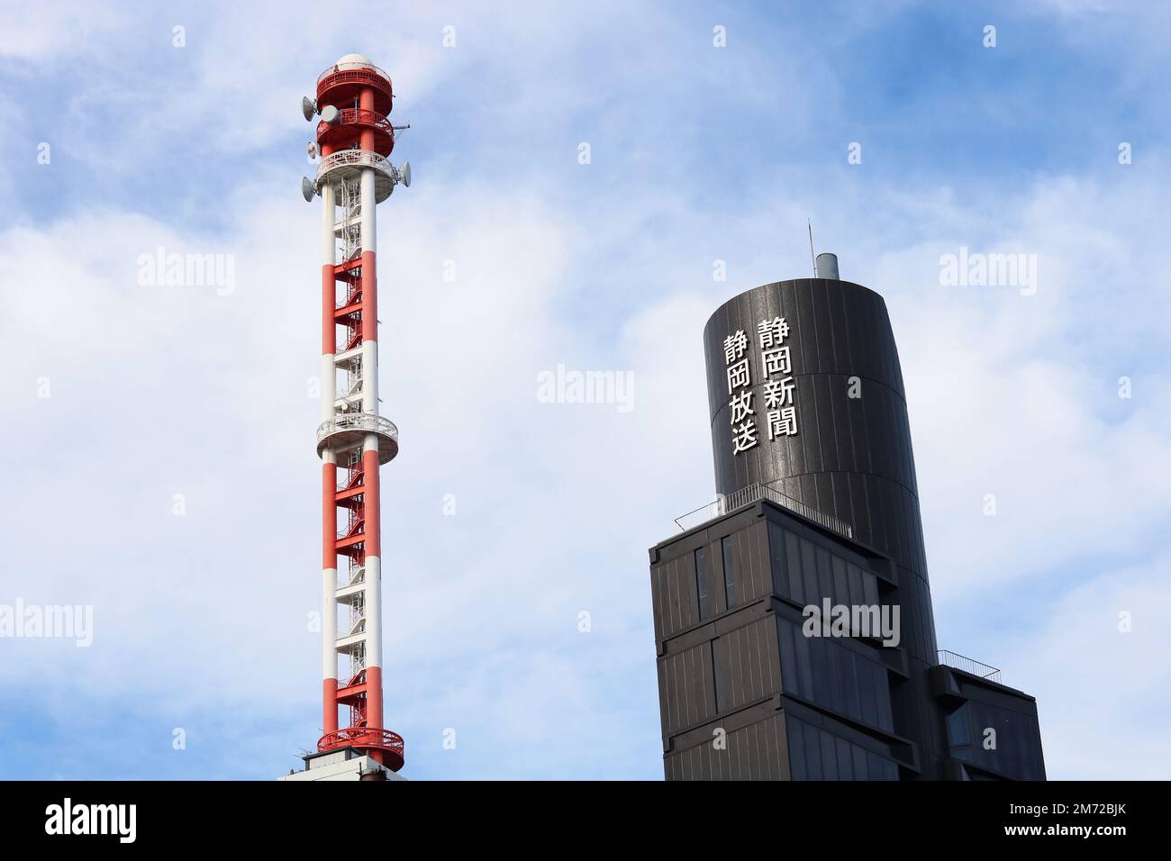TOKYO, GIAPPONE - 10 novembre 2022: Vista della parte superiore del Centro Stampa e Broadcasting Shizuoka 1967 progettato da Kenzo Tange nel centro di Tokyo. Foto Stock