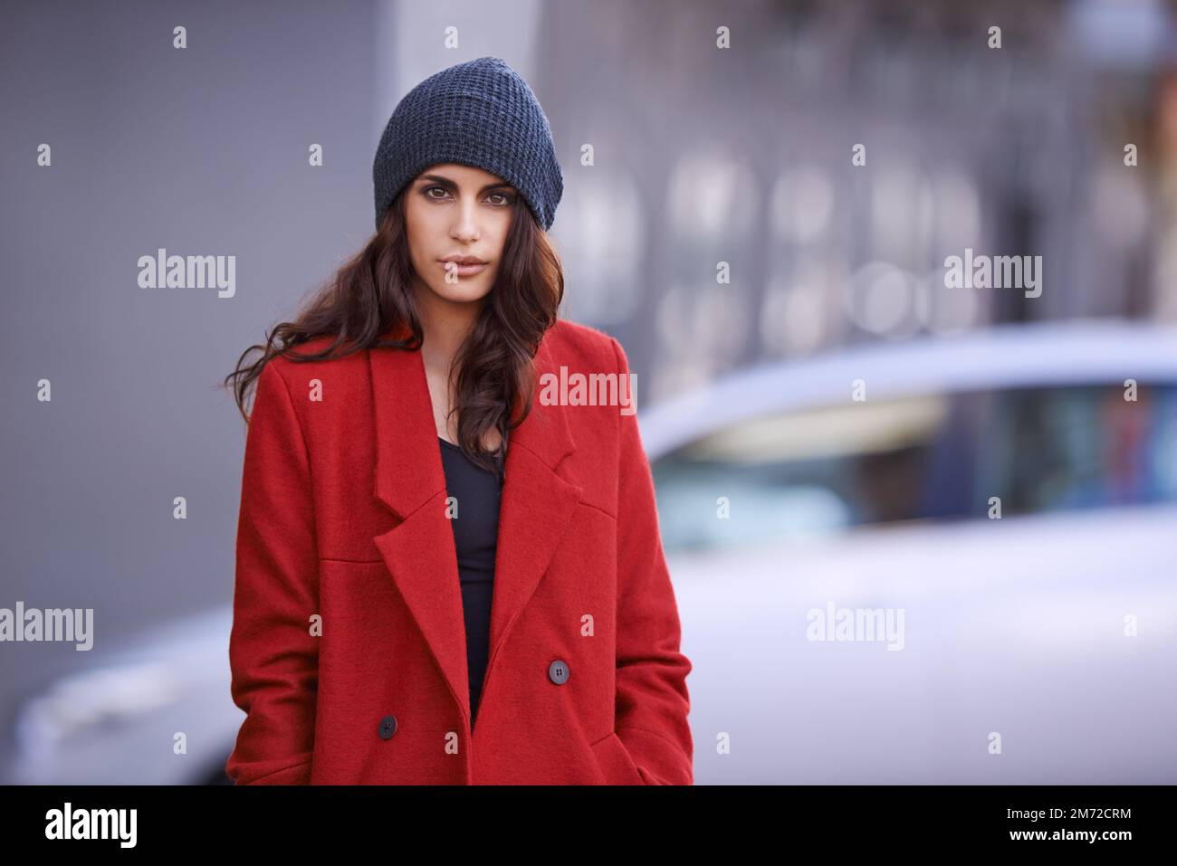 Progettato per battere il freddo. Ritratto corto di una bella giovane donna che indossa un cappotto rosso invernale e un berretto. Foto Stock