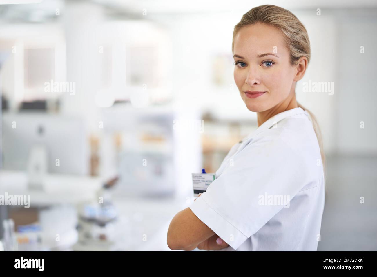 Ricerca e sviluppo. Un ritratto ritagliato di uno splendido scienziato in piedi nel suo laboratorio. Foto Stock