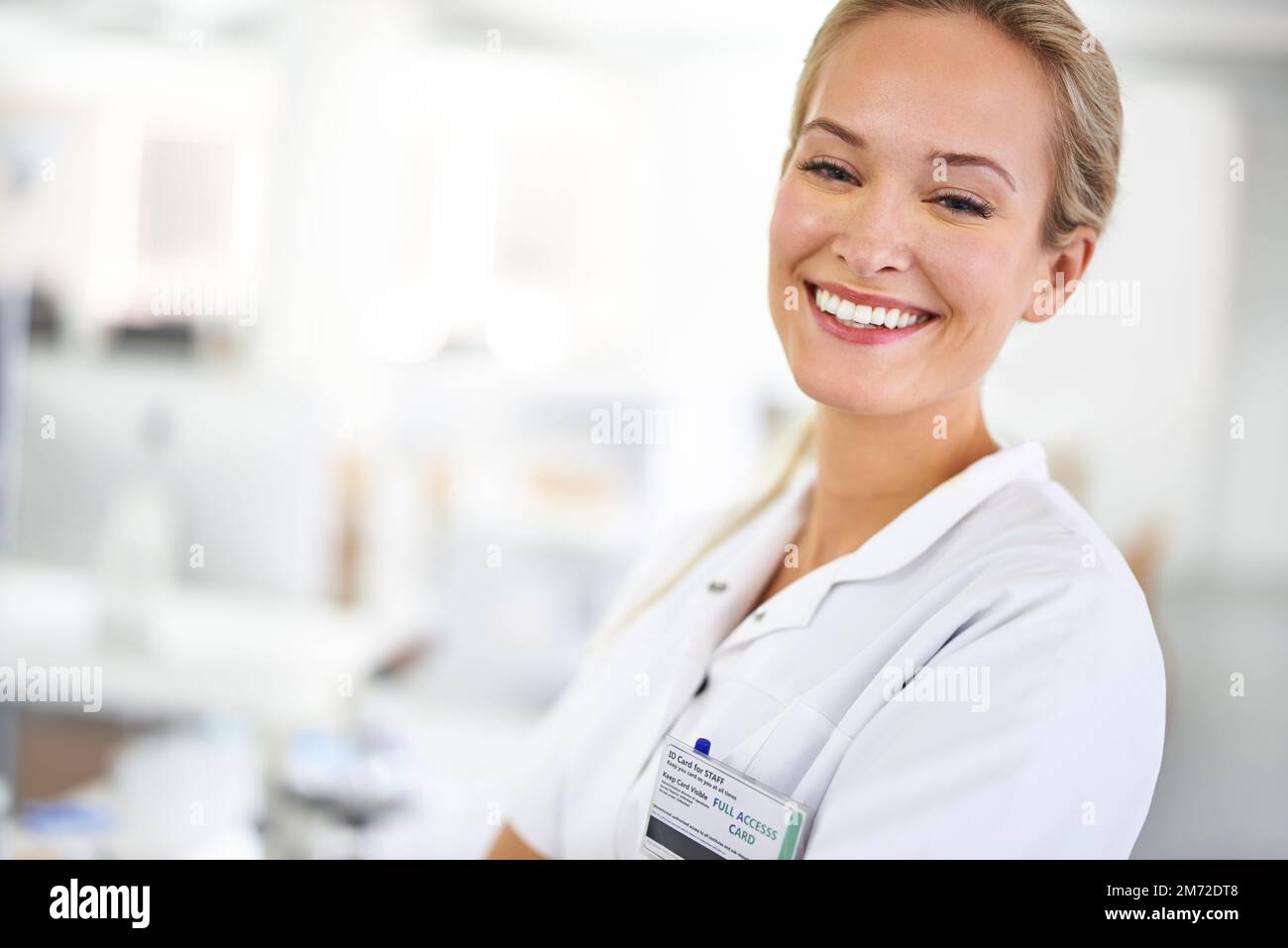 Adoralo in laboratorio. Un ritratto ritagliato di uno splendido scienziato in piedi nel suo laboratorio. Foto Stock