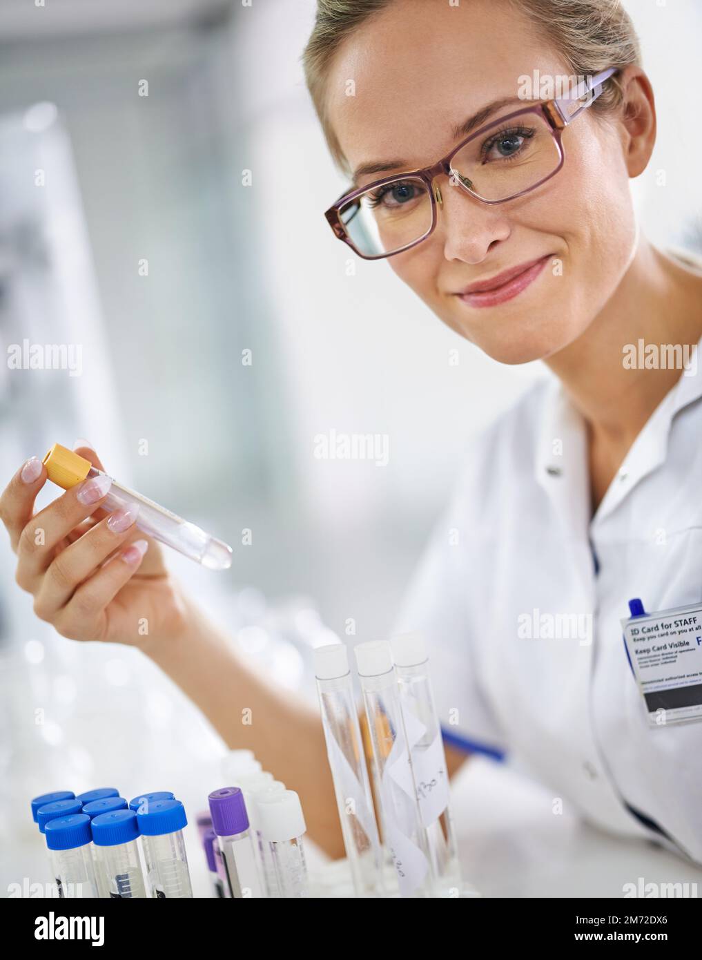 Alla scoperta di nuove frontiere mediche. Un giovane scienziato che conduce test di laboratorio. Foto Stock