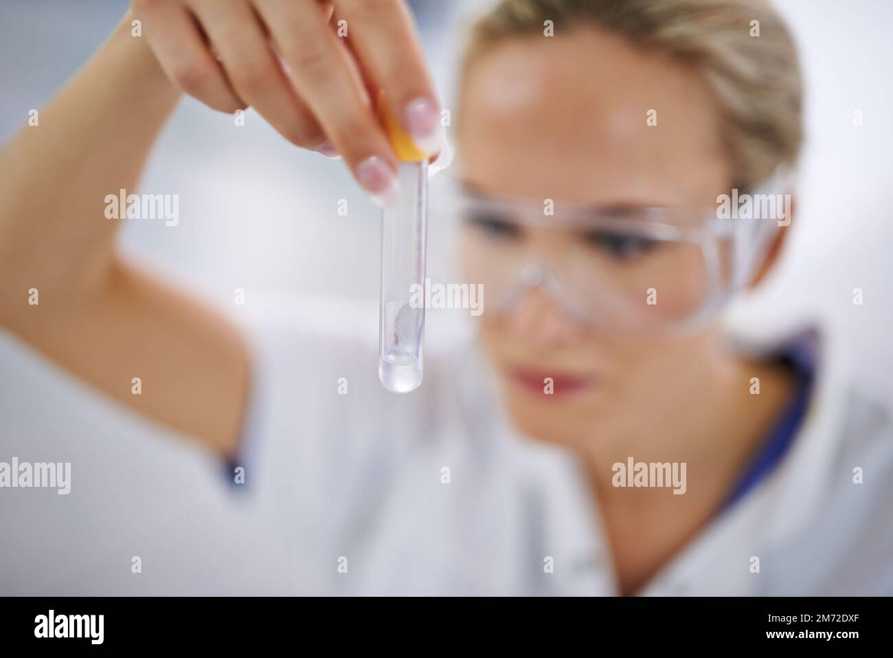 Alla scoperta di nuove frontiere mediche. Un giovane scienziato che conduce test di laboratorio. Foto Stock