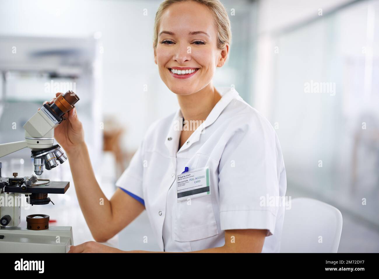 Theres lotti da imparare nel laboratorio. una bella donna in un laboratorio che lavora con un microscopio. Foto Stock