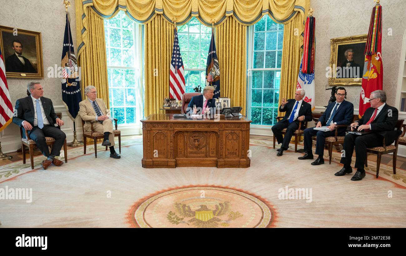 Washington, Stati Uniti d'America. 20 luglio 2020. Il presidente Donald J. Trump e il vicepresidente Mike Pence incontrano il leader della maggioranza del Senato Sen. Mitch McConnell, R-Ky., Rep. Kevin McCarthy, R-Calif., il segretario del Tesoro Steven Mnuchin e il capo dello staff Mark Meadows lunedì 20 luglio 2020, nell'ufficio ovale della Casa Bianca persone: Il Presidente Donald Trump Credit: Storms Media Group/Alamy Live News Foto Stock