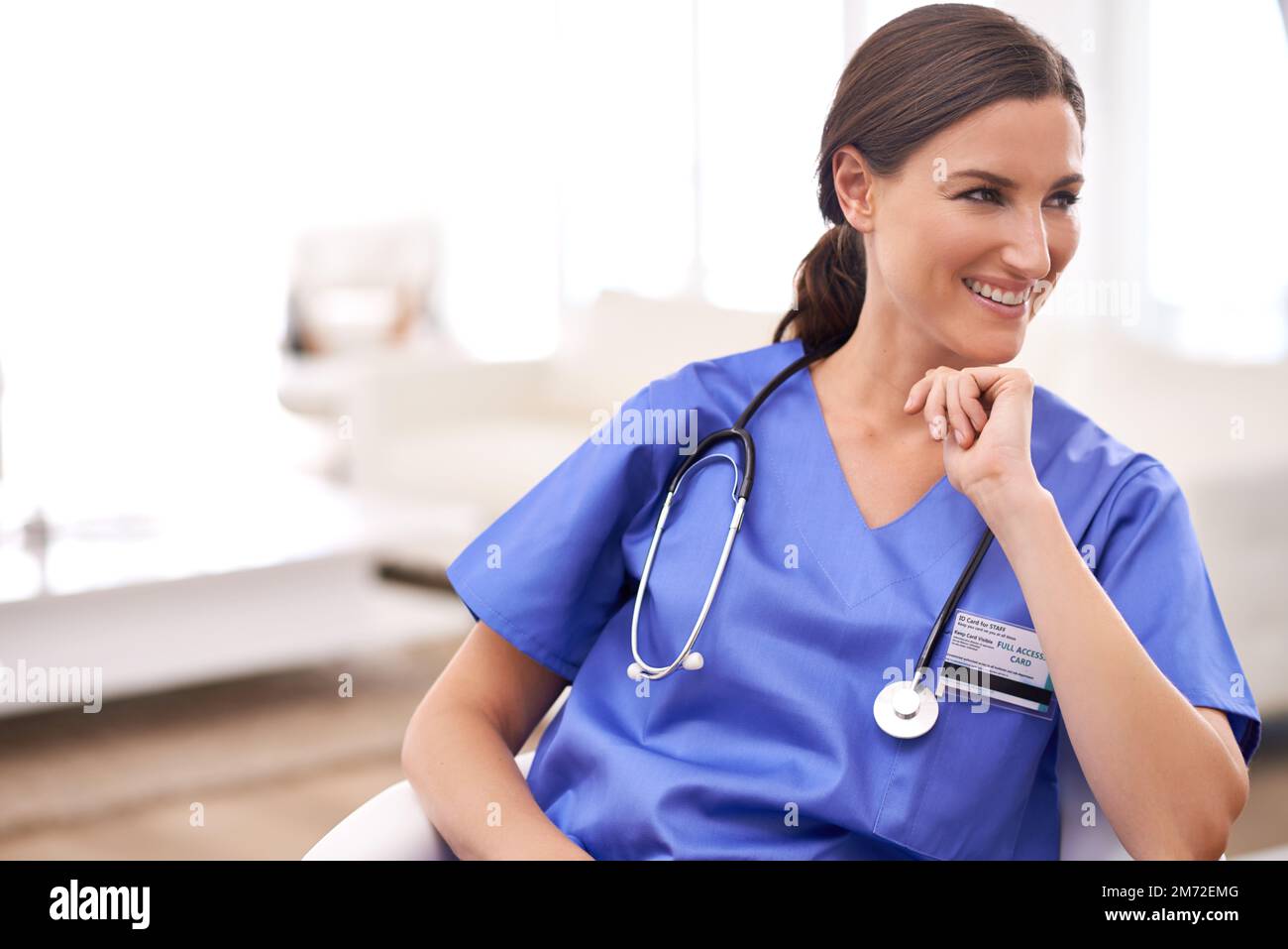 Felice di guarire. un medico sorridente in scrub. Foto Stock