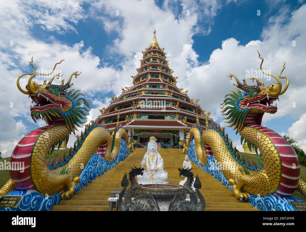 Chiang Rai, Thailandia. Novembre 17, 2022. Wat Huay Pla Kang. Donna thailandese dando segno di gratitudine. Tempio cinese nella provincia di Chiang Rai. Foto Stock