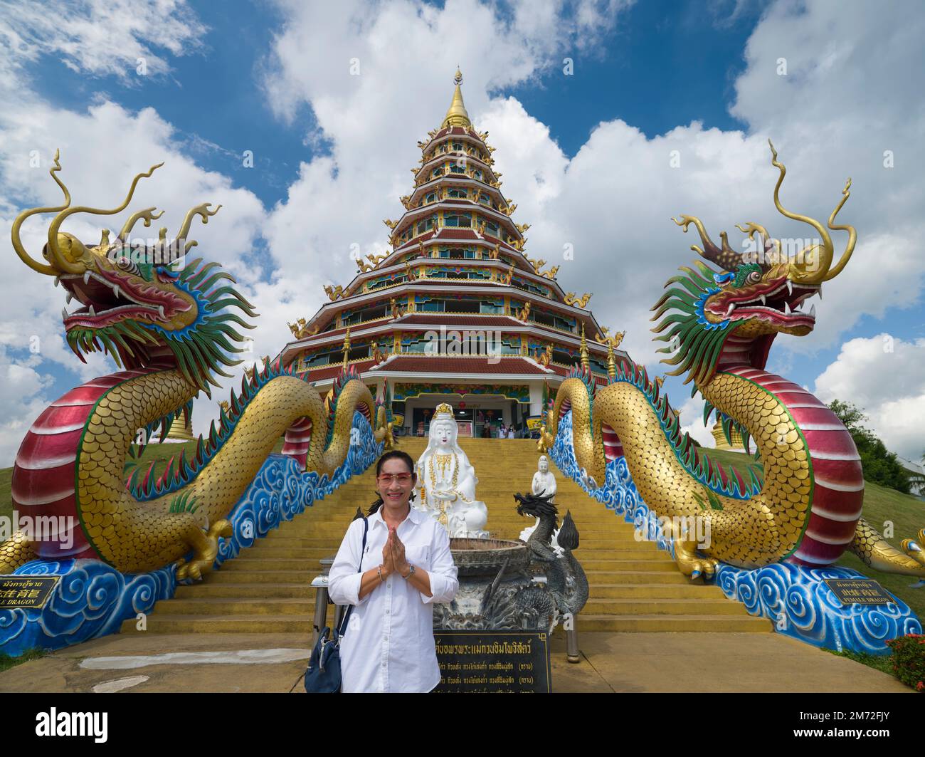 Chiang Rai, Thailandia. Novembre 17, 2022. Wat Huay Pla Kang. Donna thailandese dando segno di gratitudine. Tempio cinese nella provincia di Chiang Rai Foto Stock