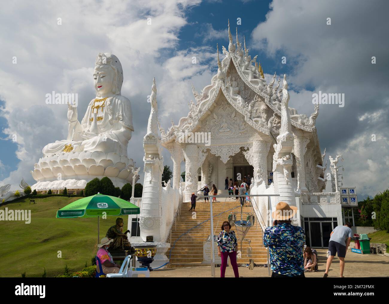 Chiang Rai, Thailandia. Novembre 17, 2022. Wat Huay Pla Kang. Donna thailandese dando segno di gratitudine. Tempio cinese nella provincia di Chiang Rai. Foto Stock