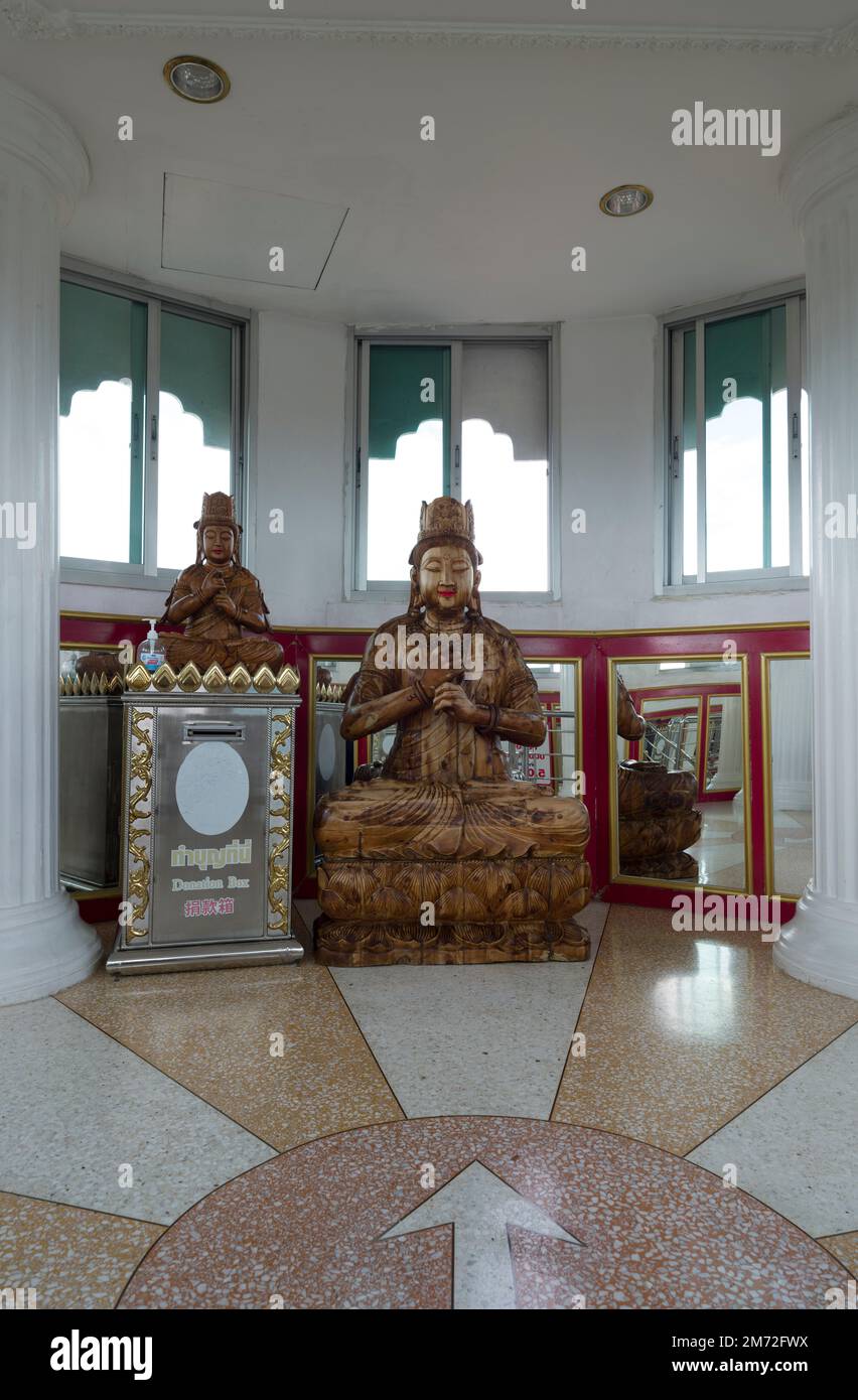 Chiang Rai, Thailandia. Novembre 17, 2022. Wat Huay Pla Kang. Statue di Dio all'interno del tempio cinese. Belle destinazioni turistiche del nord della Thailandia Foto Stock