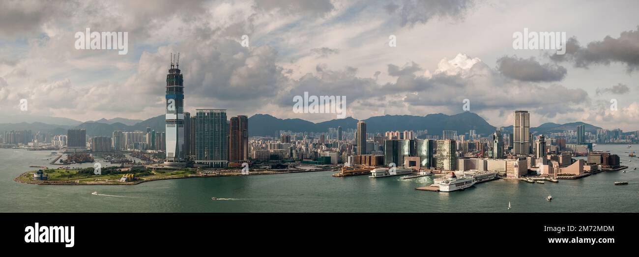 Panorama del West Kowloon e Tsim Sha Tsui lungomare, con l'International Commerce Centre (ICC) in costruzione, Hong Kong, 2008 Foto Stock