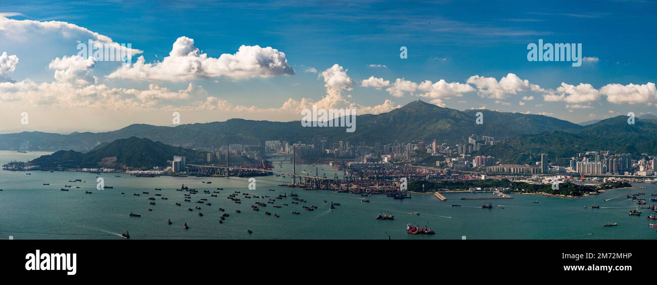 Panorama ad alta risoluzione del terminal container di Hong Kong, Stonecutters Bridge, e degli accendini utilizzati per il carico e lo scarico a medio flusso, 2012 (145Mpx) Foto Stock