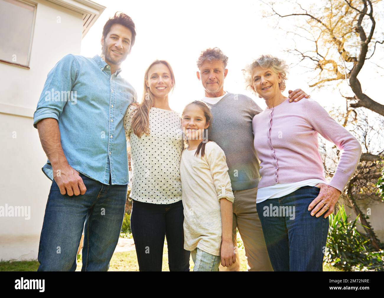 La felicità è reale quando condivisa. Un ritratto di una famiglia felice multi-generazione in piedi all'aperto. Foto Stock