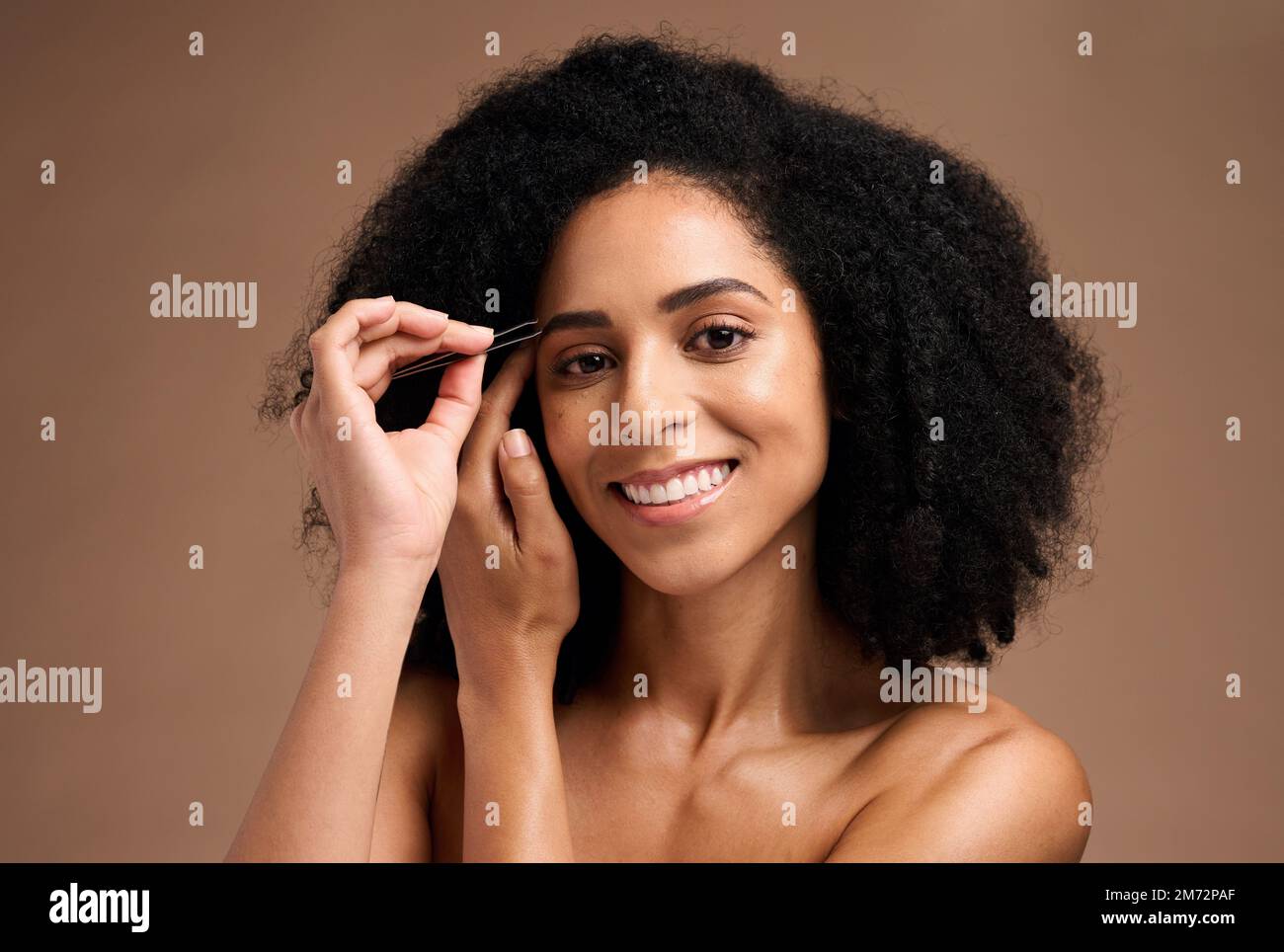 Faccia, trucco e matita sopracciglia con una donna nera modello in studio  su uno sfondo marrone per un prodotto di bellezza. Ritratto, cosmetici e  occhi con un Foto stock - Alamy