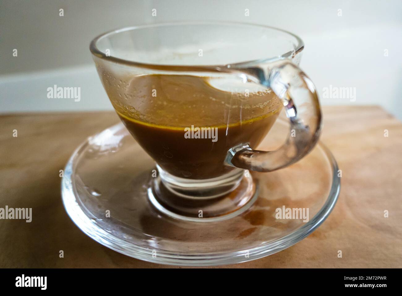 Una tazza di tè caldo isolato su sfondo blured. Foto Stock