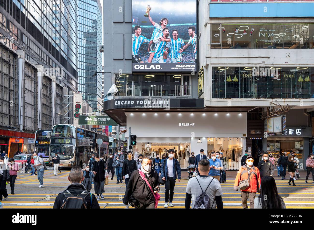 Hong Kong, Cina. 07th Jan, 2023. I pedoni attraversano una traversata di zebra mentre uno spot commerciale mostra la vittoria della Coppa del mondo della nazionale di calcio argentina e la stella del calcio Lionel messi a Hong Kong. Credit: SOPA Images Limited/Alamy Live News Foto Stock
