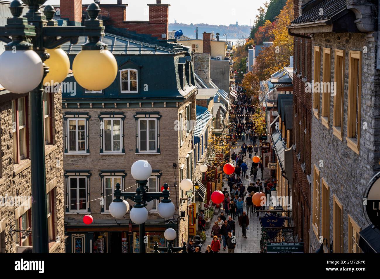 Quebec, Canada - Ottobre 23 2022 : i turisti che acquistano sulla via Quartier du Petit Champlain. Quebec City Old Town in autunno. Foto Stock