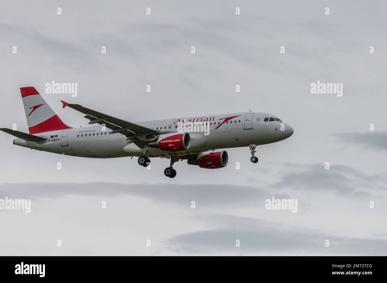 Aereo passeggeri Airbus A320-216 dell'Austrian Airlines in avvicinamento all'aeroporto di Zurigo Foto Stock