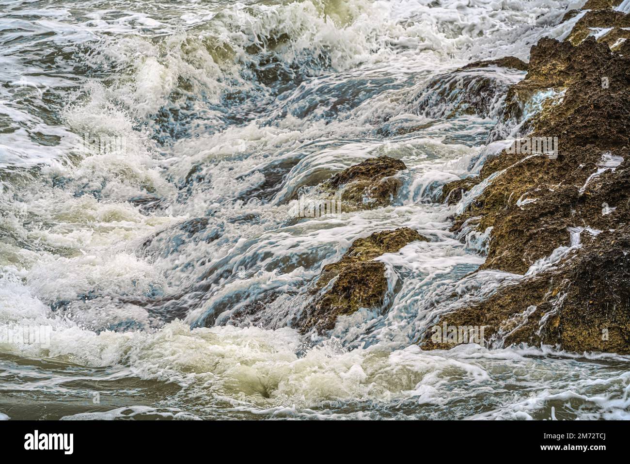 Le onde del mare mosso dopo giorni di pioggia e vento si scontrano con le coste rocciose del Gargano in Puglia. Puglia, Italia, Europa Foto Stock