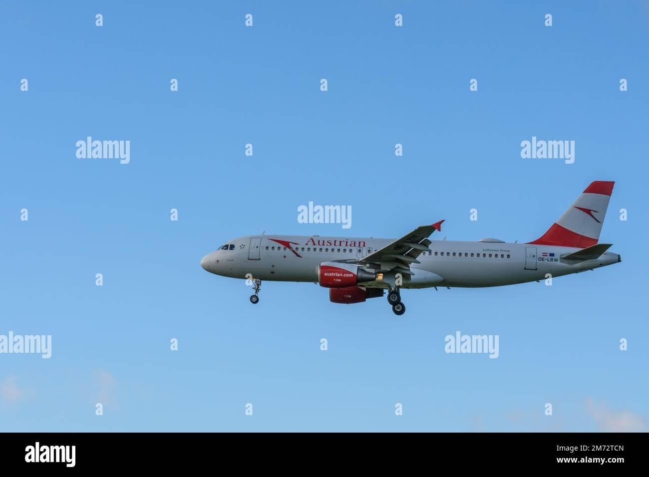 Aereo passeggeri Airbus A320-214 dell'Austrian Airlines in avvicinamento all'aeroporto di Zurigo Foto Stock