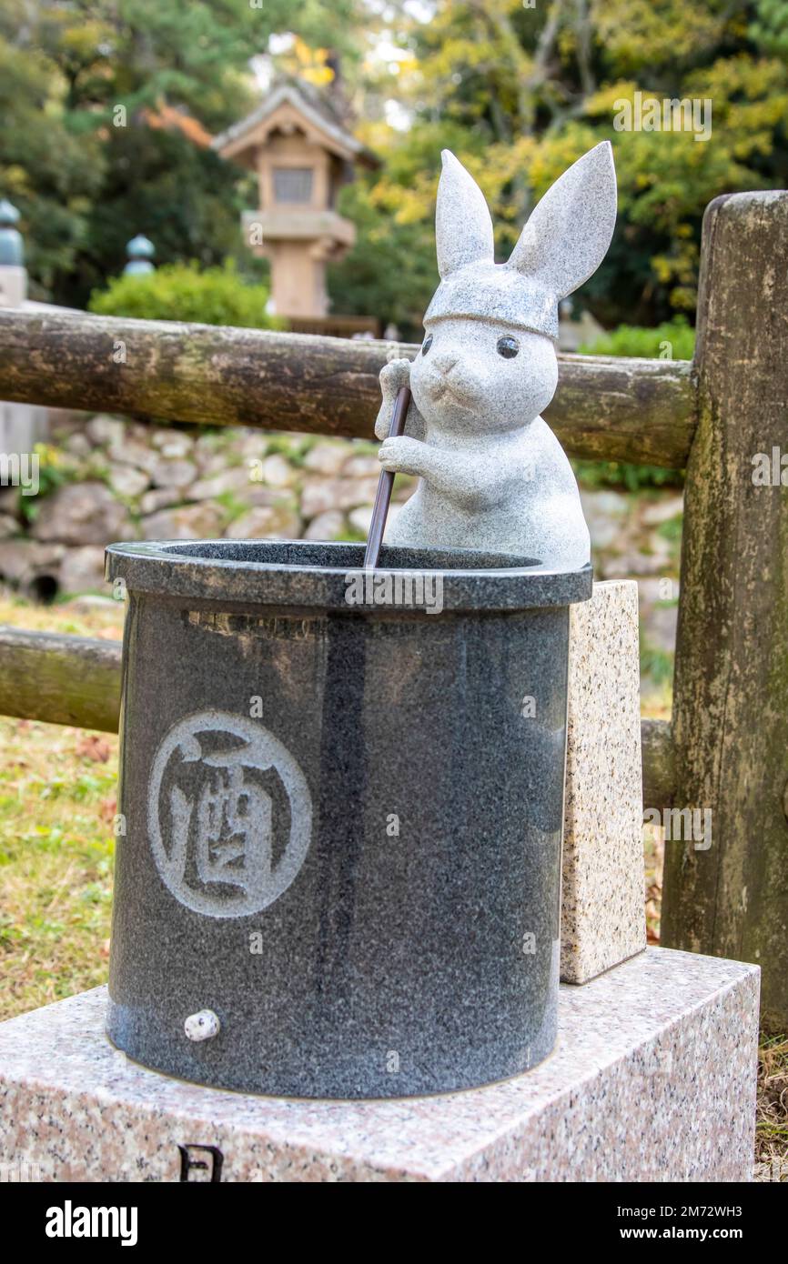 La graziosa statua di alchiole di coniglio bianco nel santuario Izumo-taisha di Izumo, Shimane, uno dei santuari Shintoisti più antichi e importanti del Giappone. Foto Stock