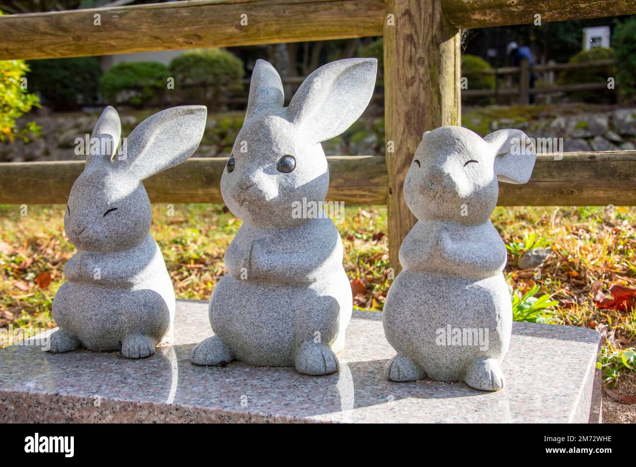 Le tre graziose statue bianche di coniglio nel santuario Izumo-taisha di Izumo, Shimane, uno dei santuari Shintoisti più antichi e importanti del Giappone. Foto Stock