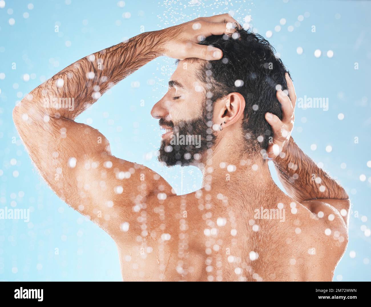 Immagini Stock - Doccia Shampoo Viso E Spruzzi D'acqua Dell'uomo In Studio  Isolato Su Uno Sfondo Blu Gocce D'acqua Cura Dei Capelli E Schiena Del  Modello Maschile Lavaggio Pulizia O Bagno Per