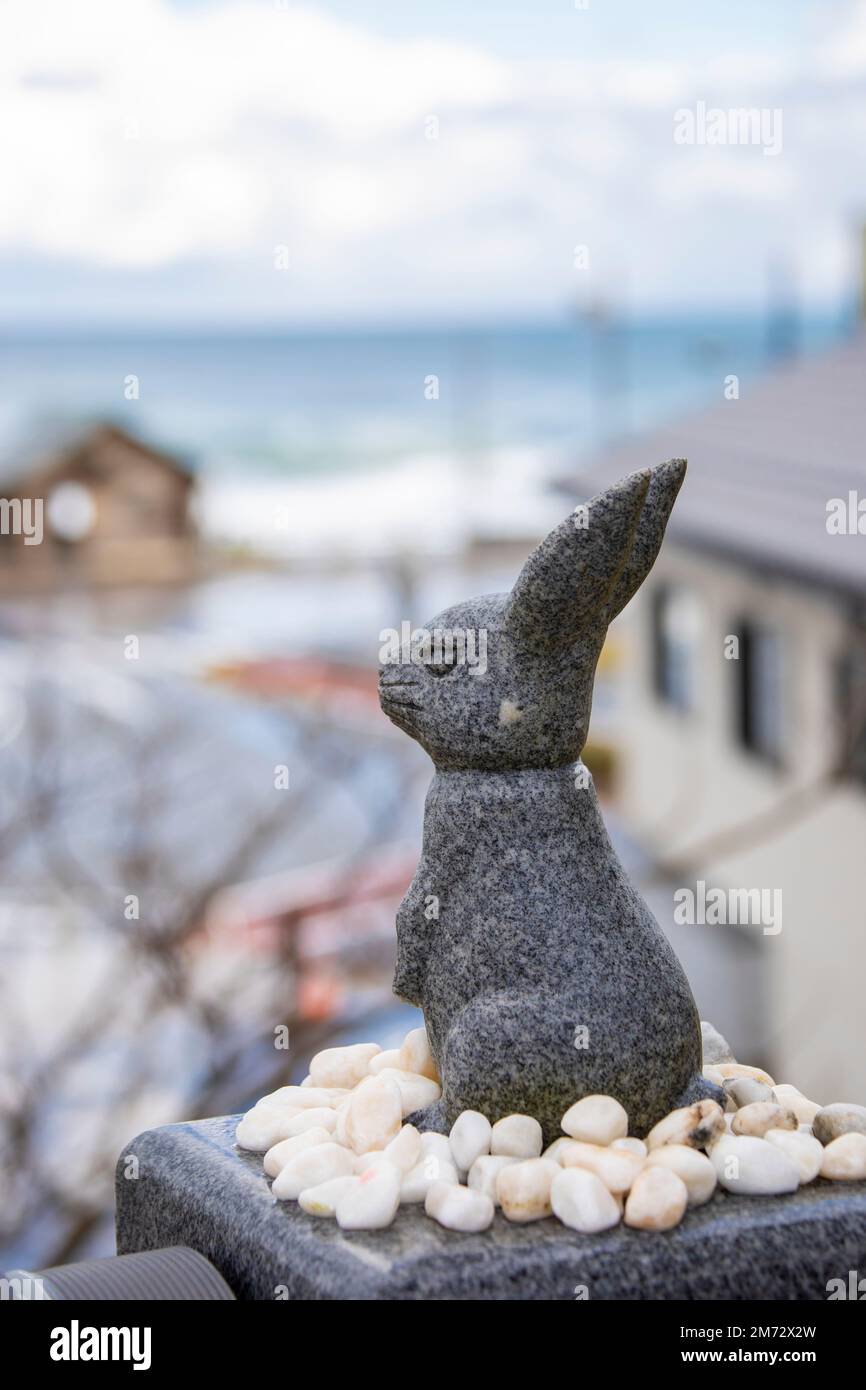 La statua di coniglio bianco nel Santuario di Hakuto Tottori Giappone. Ci sono molte pietre bianche (Musubi Ishi) per Wish, che ha il carattere cinese “bond” Foto Stock