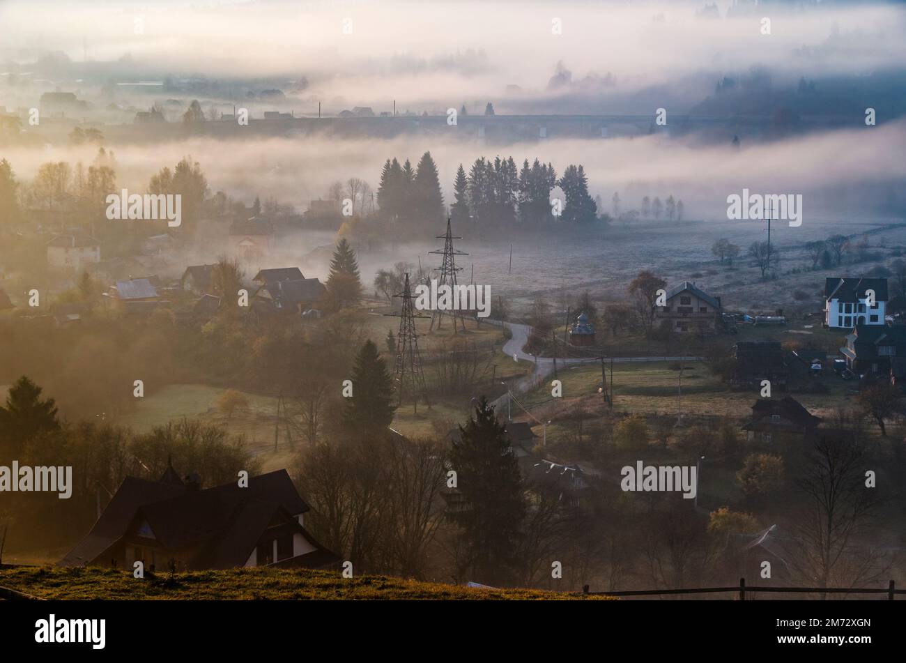 Campagna Misty al mattino. Paesaggio rurale in Carpazi montagne, Ucraina Foto Stock