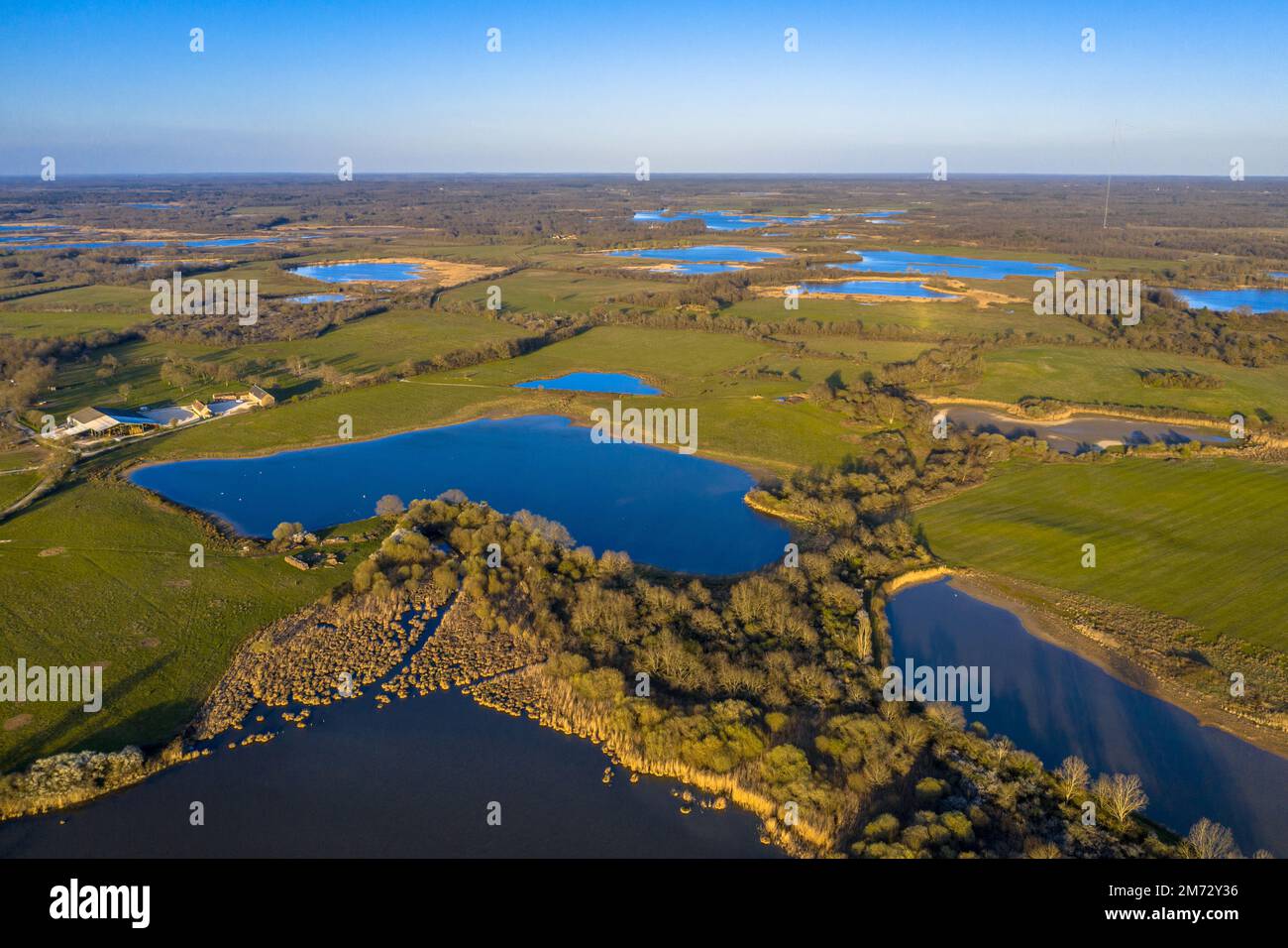 Veduta aerea di laghi, stagni e prati nella riserva naturale della Brenne, Francia Foto Stock