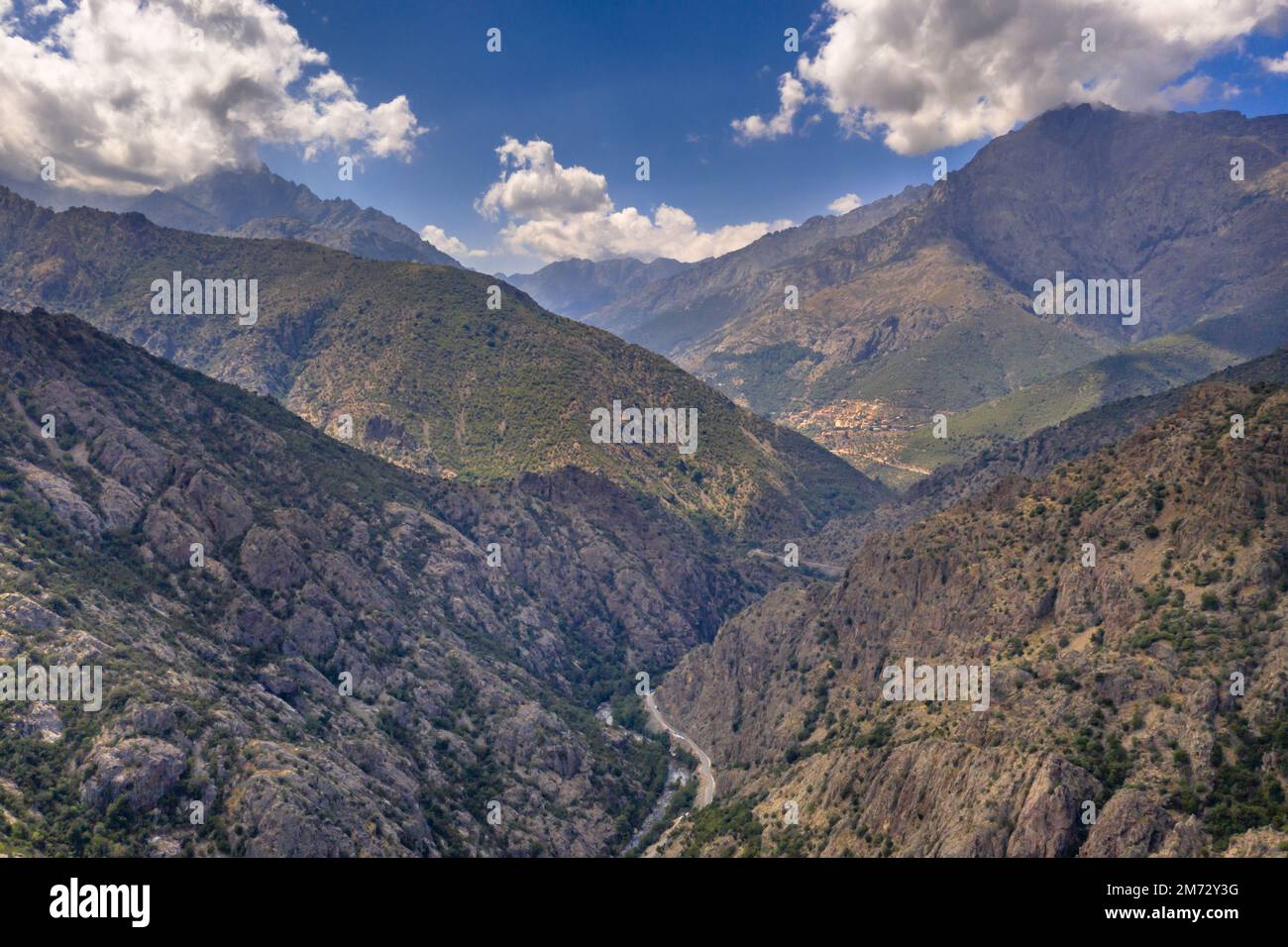 Veduta aerea della gola del fiume Asco in Haute Corse sull'isola di corsica, Francia Foto Stock