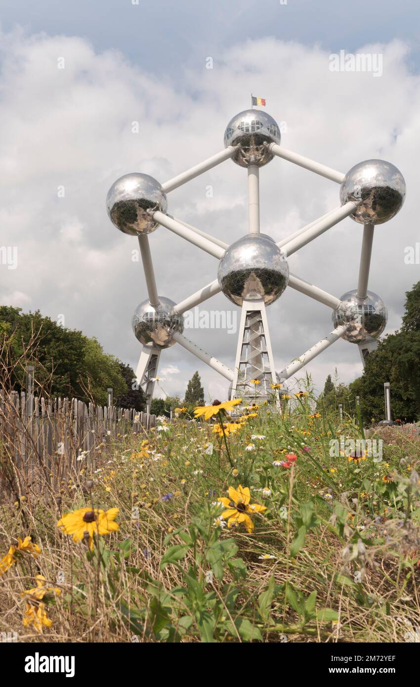 Bruxelles, Regione Bruxelles-capitale, Belgio 20-08-2021. L'Atomium. Fioritura letto di fiori di fronte all'ingresso Foto Stock