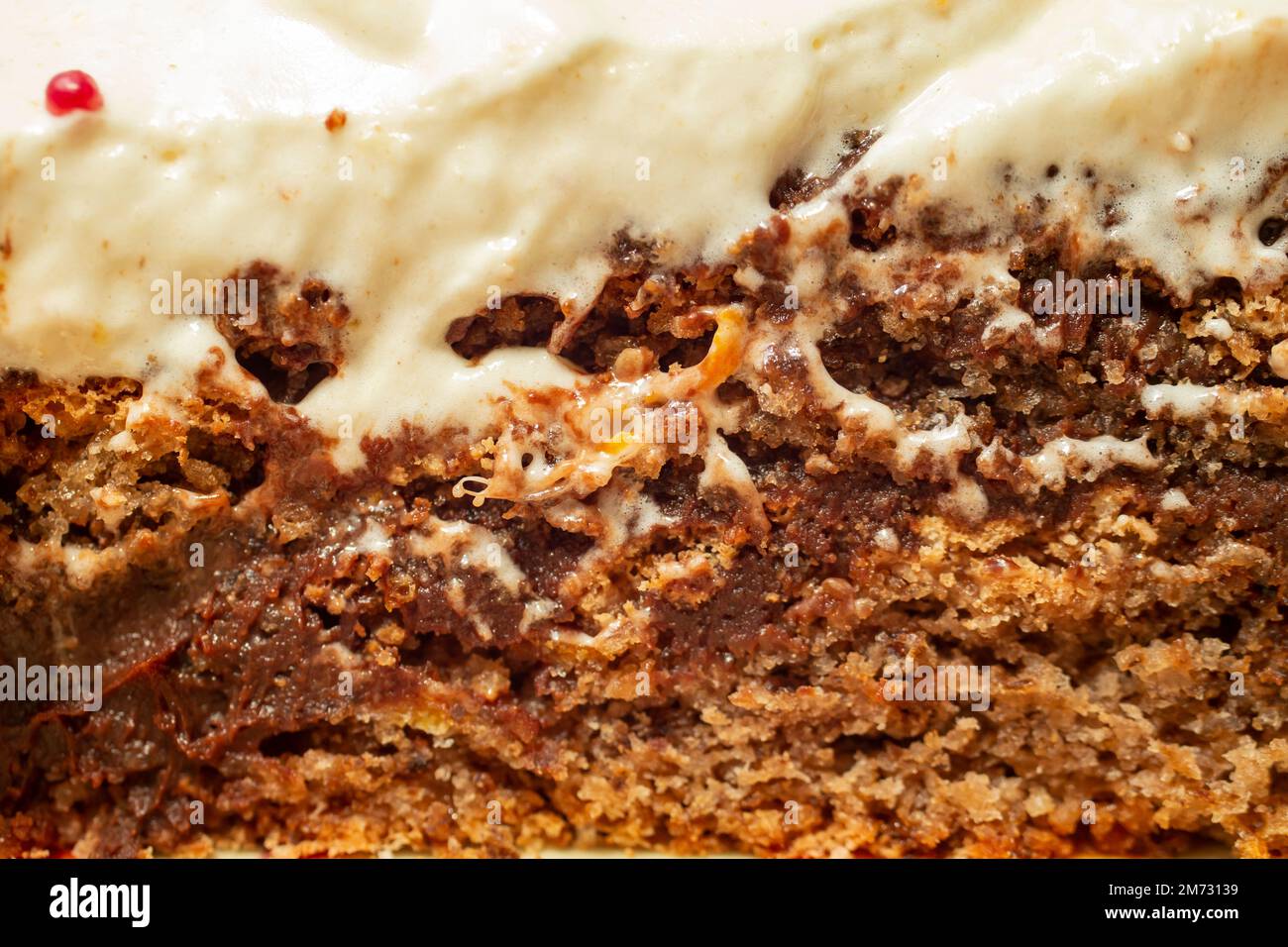Consistenza di torta al cioccolato con panna montata. Macro con messa a fuoco morbida Foto Stock