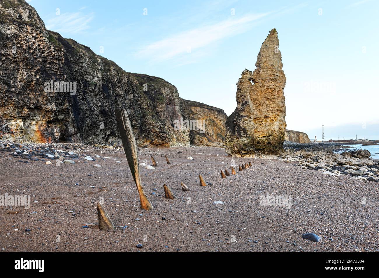 Pietra calcarea magnesiana di Sea Stack sulla spiaggia di Seaham Chemical all'alba, Durham Heritage Coast, Seaham, County Durham, Regno Unito Foto Stock