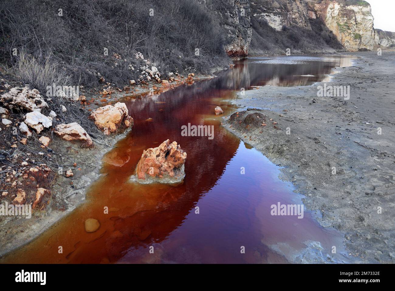 Piscine Blood Red a Blast Beach, Durham Heritage Coast, Seaham, County Durham, Regno Unito Foto Stock