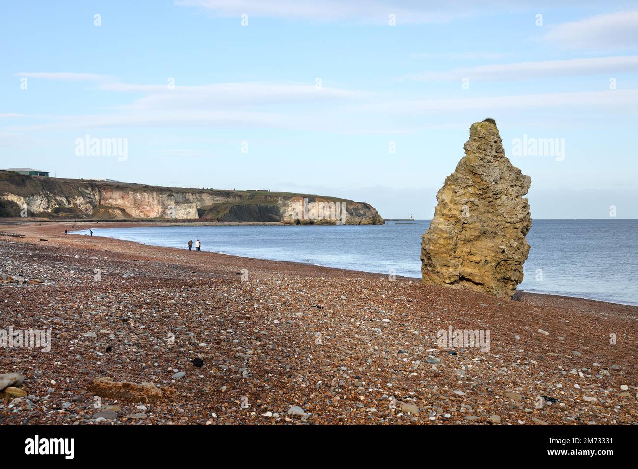 The View North lungo la Post Industrial Blast Beach verso Noses Point e il faro di Seaham, Durham Heritage Coast, Seaham, County Durham, Regno Unito Foto Stock
