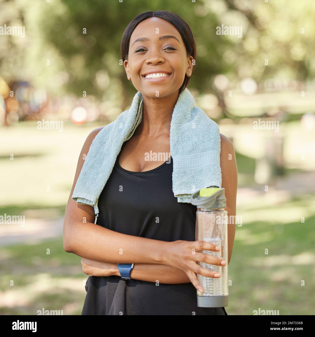 Ritratto di donna nera in parco con acqua e sorriso in natura per la salute, obiettivi di fitness e mentalità sana. Esercizio fisico, zen e yoga, faccia felice Foto Stock