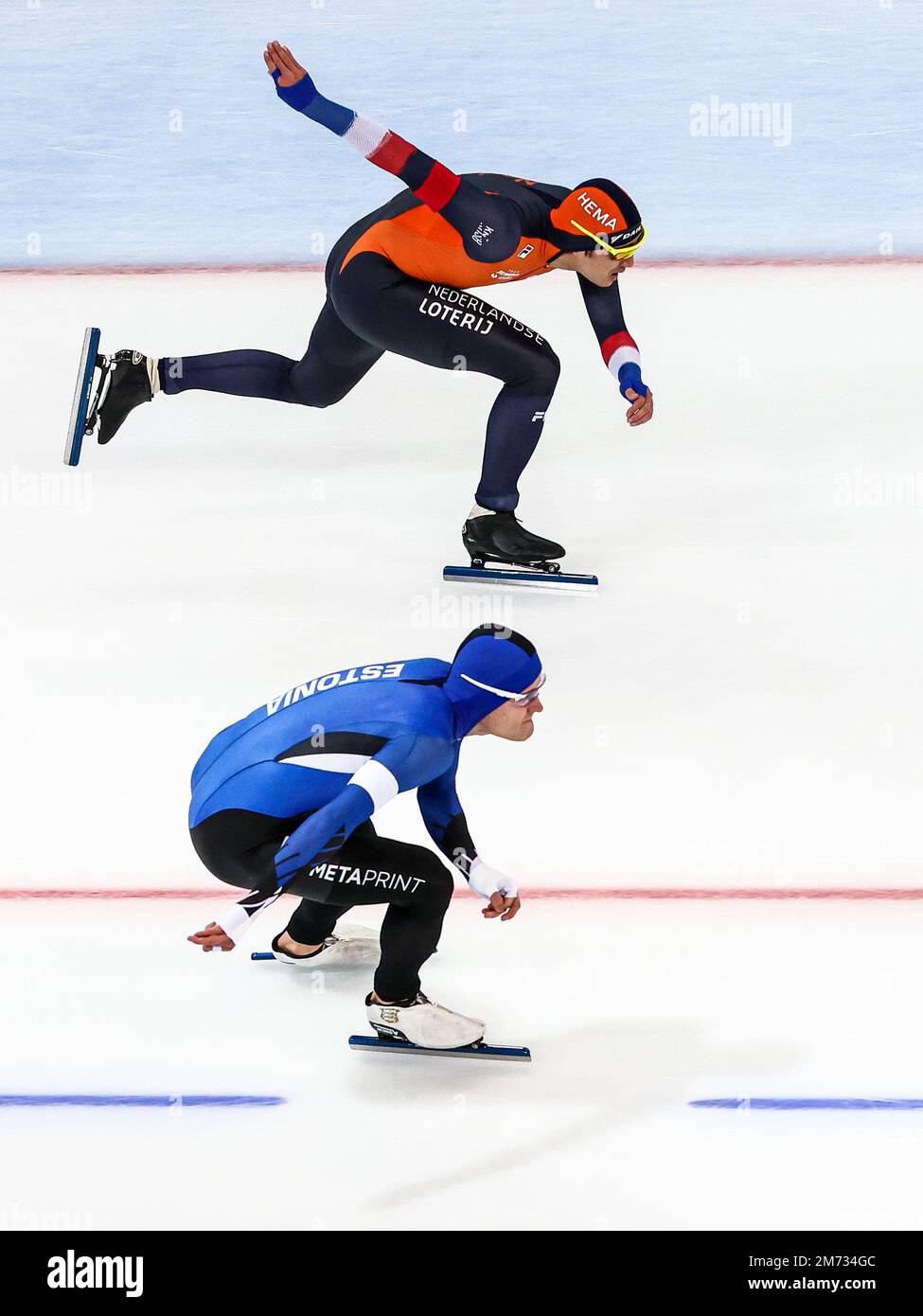 HAMAR - Kai Verbij (NED) e Marten Liiv (EST) nello sprint maschile del 500m durante i Campionati europei di Speed Skating dell'ISU presso la Sala Olimpica di Hamar il 7 gennaio 2023 ad Hamar, Norvegia. ANP VINCENT JANNINK Foto Stock