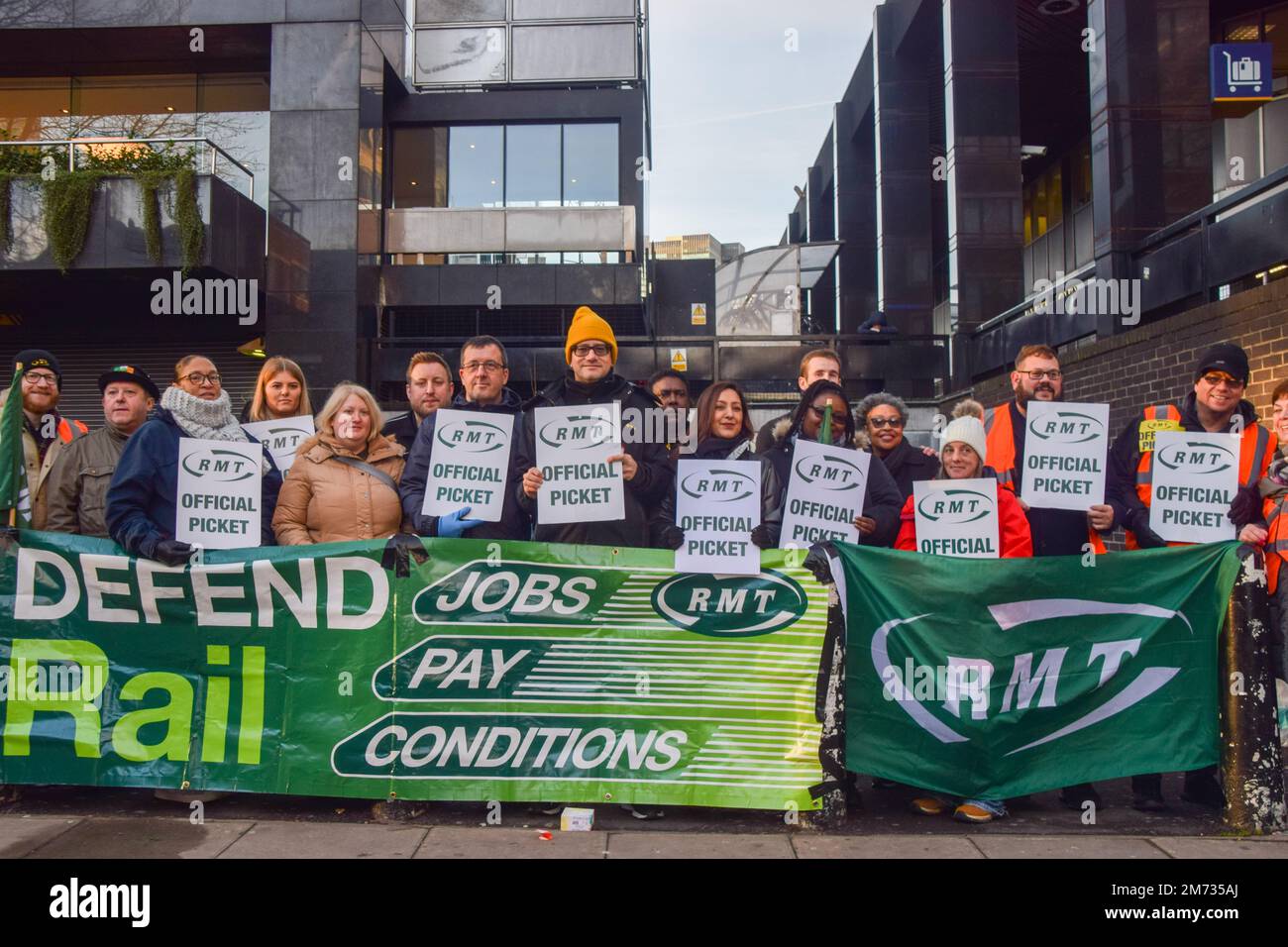 Londra, Regno Unito. 6th gennaio 2023. I lavoratori ferroviari si trovano al picket RMT (Rail, Maritime and Transport Workers Union) fuori dalla stazione di Euston mentre continuano gli scioperi ferroviari nazionali. Foto Stock