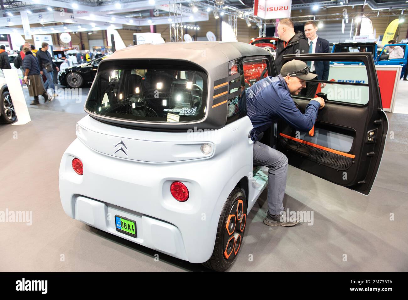 Riga,Lettonia - 29 aprile 2022: La gente sta godendo circa il piccolo francese Citroen Ami elettrico due posti micro-city car . Foto Stock