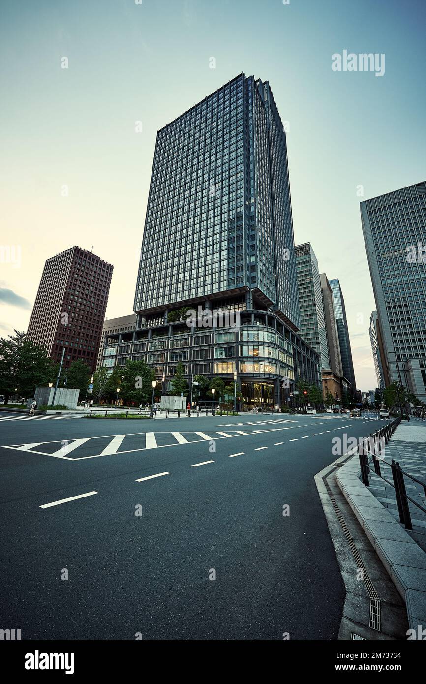 Un'immagine verticale dell'edificio Shin Marunouchi, grattacielo in speciali quartieri di Tokyo, Giappone. Foto Stock