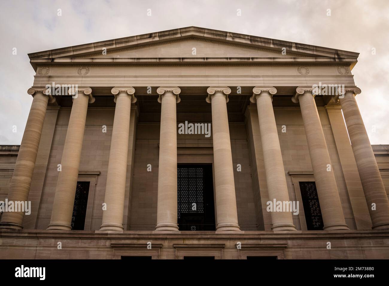 Facciata neoclassica con colonne ioniche della National Gallery of Art, Washington, D.C., USA Foto Stock