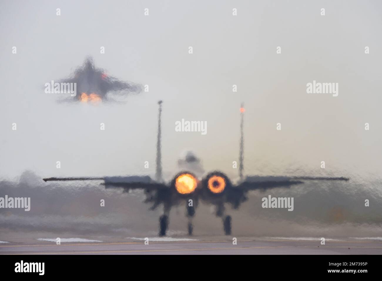 Fighter Jet - opacità termica, sfocatura e postbruciatori. Il getto F-15fighter illumina il suo dopo bruciatori come un altro soffia nel cielo in un decollo drammatico Foto Stock