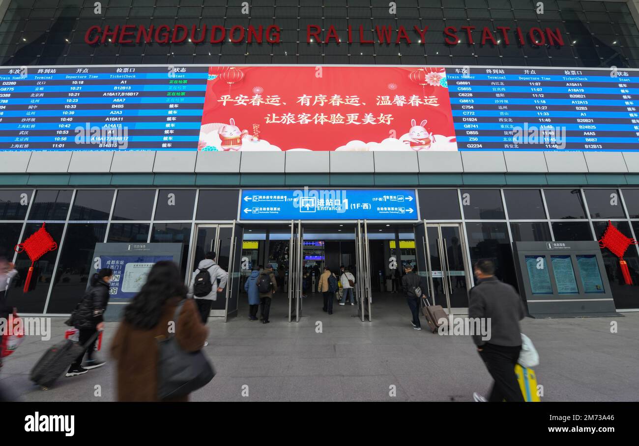 Chengdu, provincia cinese del Sichuan. 7th Jan, 2023. I passeggeri sono raffigurati nella stazione ferroviaria est di Chengdu a Chengdu, provincia sudoccidentale del Sichuan, 7 gennaio 2023. La corsa al Festival di Primavera continuerà per 40 giorni dal 7 gennaio al 15 febbraio di quest'anno. Credit: Wang Xi/Xinhua/Alamy Live News Foto Stock