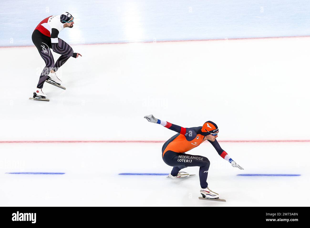 HAMAR - Szymon Palka (POL) e Patrick Roest (NED) nel 500m all-around maschile durante i Campionati europei di pattinaggio di velocità ISU presso la Sala Olimpica di Hamar il 7 gennaio 2023 ad Hamar, Norvegia. ANP VINCENT JANNINK olanda fuori - belgio fuori Foto Stock