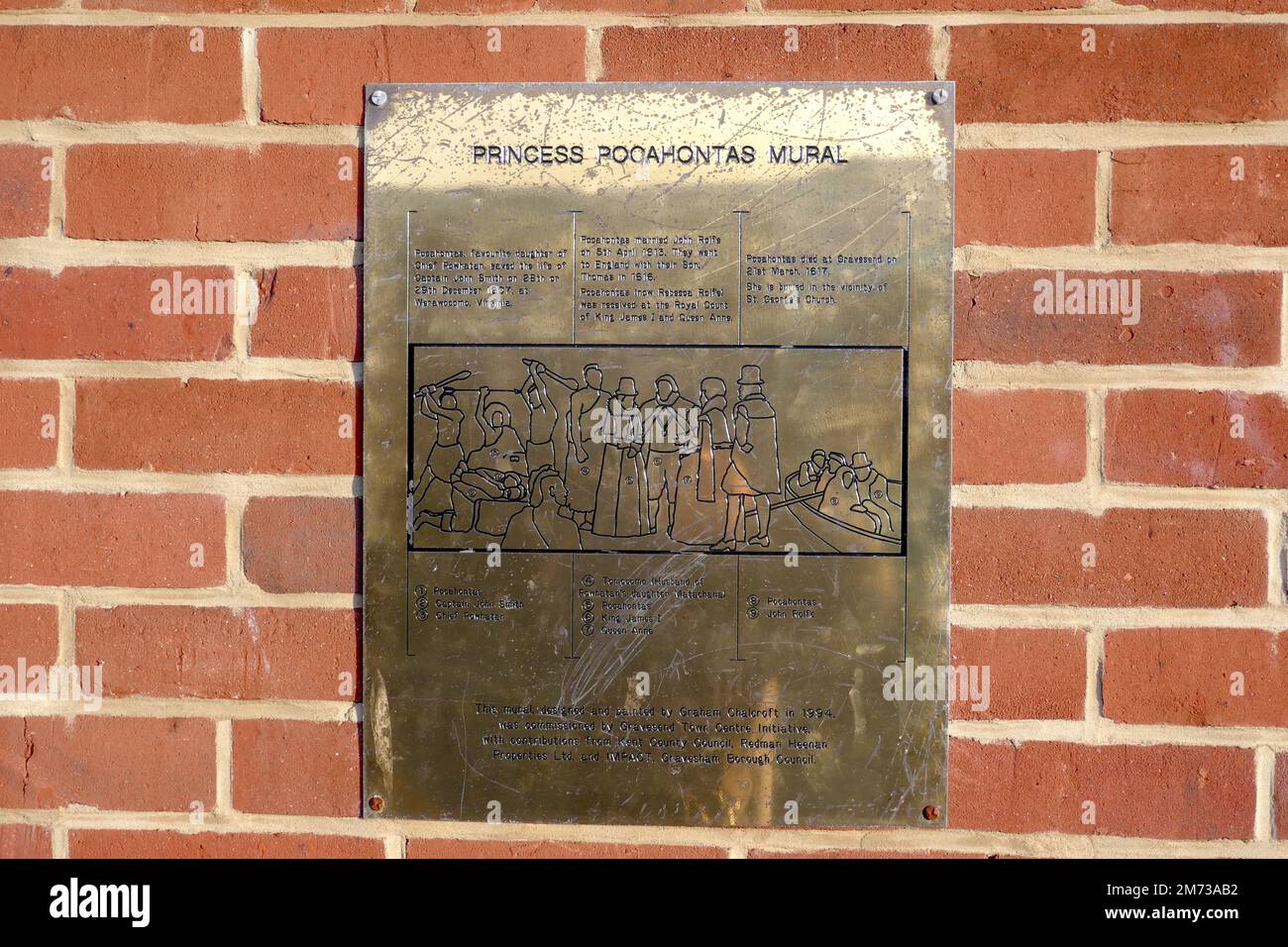 Un murale raffigurante la vita della principessa Pocahontas accoglie i visitatori che lasciano la stazione ferroviaria di Gravesend. L'attore Edward Norton era ospite dell'antenato degli Stati Uniti Foto Stock